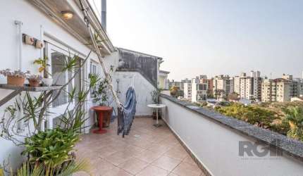 Ótima cobertura duplex no bairro Tristeza, com 149m² privativos, de 2 dormitórios e vaga. Possui no andar inferior: ampla sala com sacada, 2 dormitórios, banheiro social, cozinha americana mobiliada. 