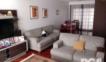 Linda casa, à venda na Zona Sul de POA | Altos do Ipê (próximo ao Zaffari e Bistek) casa de 2 pavimentos, com 3 dormitórios sendo 1 suite com hidromassagem, sala de estar com lareira, cozinha ampla e 
