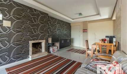 Este apartamento mobiliado de 2 quartos, sendo uma suíte com closet e ar-condicionado, oferece 87m² de área privativa. O living, dividido em dois ambientes, é equipado com móveis, TV, lareira e ar-con