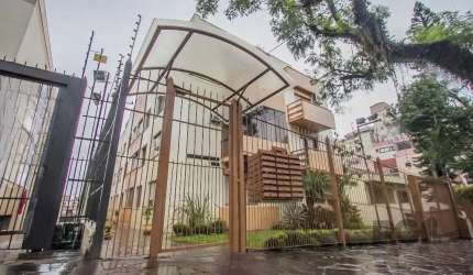 Excelente apartamento de 2 dormitórios, bem ensolarado e ventilado, oferecendo um ambiente agradável e confortável. Possui um living em L, ideal para acomodar dois ambientes, com peças amplas e bem di