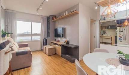 Apartamento de 2 dormitórios com suíte,  churrasqueira, semimobiliado, piso laminado, bem conservado e com ótima localização, oferecendo conveniência e conforto.&lt;BR&gt;Ideal para quem busca um apar
