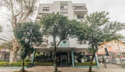 Frente andar alto. Maravilhoso apartamento, próximo a todos os recursos do bairro, 3 dormitórios (1 suite), um dos dormitórios com sacada, banheiro social, living 2 ambientes, cozinha, área de serviço