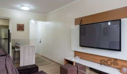 Este é um apartamento disponível para venda no bairro Camaquã, Porto Alegre. O imóvel possui uma área privativa de 57,86 m². 2 quartos, transformados em 1 dormitório suíte, 2 salas, cozinha com móveis