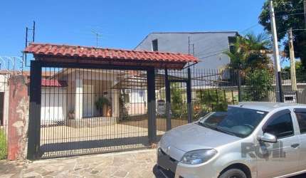 Casa em excelente localização  sendo : casa da frente  3 dormitórios, sala, copa cozinha, lavanderia, churrasqueira interna, banheiro social. Casa dos fundos composta de um dormitório, sala, cozinha, 