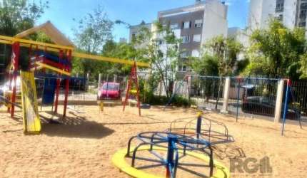 2 dormitórios, sala de estar, vestibulo de entrada, circulação, cozinha, quarto de banho e área de serviço, prédio bem conservado, junto todos recursos, com salçaio de fetas, plau ground, acesso pela 