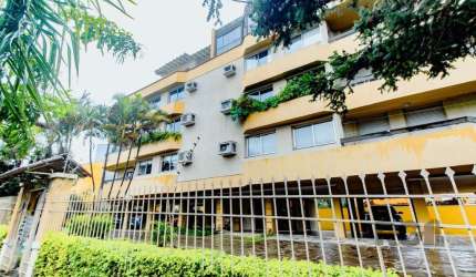 Apartamento com uma área privativa 138m². Com 3 dormitório sendo 1 suíte. Ficam no imóvel os móveis sob medida da cozinha, banheiro social e ares-condicionados. Área de serviço com churrasqueira e dep