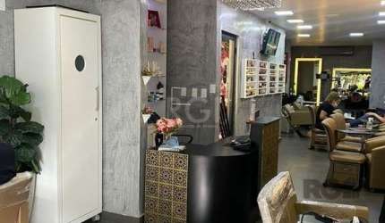 Venda ou aluguel. Amplo salão com estrutura pronta para salão de beleza,  totalmente mobiliado com cadeiras, espelhos, macas e Split. Ponto com mais de 20 anos, possui uma vasta carteira de clientes. 