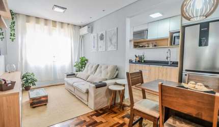 Este apartamento reformado e mobiliado com 2 quartos, está pronto e mobiliado para se tornar seu novo lar no Jardim Botânico. Oferece conforto e praticidade em um condomínio fechado com segurança. O a