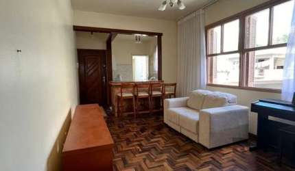 Apartamento semi mobiliado, frente,  71,00m², com 2 dormitórios,living com 2 ambientes e cozinha integrada, banho social e lavabo, área de serviço, dependência, sacada, um lance de escadas. Bem ilumin