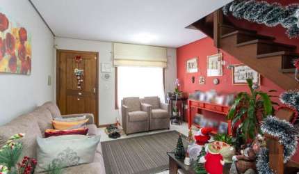 Aconchegante sobrado em uma rua calma, com 2 dormitórios sendo 1 suíte com sacada com uma linda vista, living em dois ambientes, com lareira, cozinha com móveis planejados, espaço gourmet com churrasq