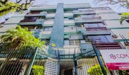 Cobertura em excelente localização no bairro Menino Deus. Peças arejadas e com ótima iluminação, 3 dormitório, uma suíte, sala dois ambientes com sacada integrada, banheiro social, ampla cozinha e dep