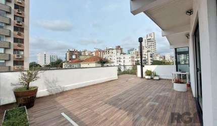 Descubra o encanto desta cobertura residencial à venda, situada no bairro Higienópolis, Porto Alegre. Com uma área privativa de 211 m², esta propriedade é uma joia em meio à cidade. A localização na R