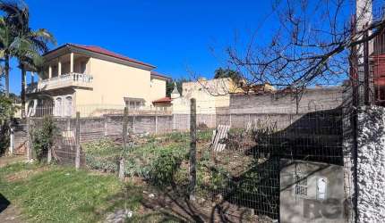 Descubra a oportunidade de adquirir um excelente terreno residencial desocupado no coração de Canoas, no bairro Centro. Este amplo terreno conta com uma área total de 496,8 metros quadrados, proporcio