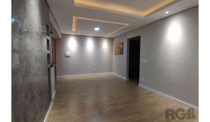 Encante-se por este charmoso apartamento espaçoso, composto por 2 acolhedores dormitórios, uma ampla sala de estar que proporciona momentos agradáveis de convívio, uma cozinha funcional e prática, um 