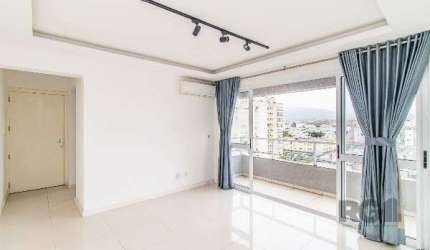 Apartamento com 2 quartos, sendo 1 suíte, e 2 vagas de garagem, localizado na melhor área do bairro Jardim Botânico, em Porto Alegre. Ensolarado e em andar alto, o imóvel conta com um amplo living par