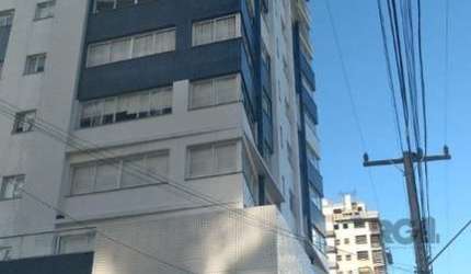 Vendo lindo apartamento, 2 dormitórios, com suíte, novo, andar alto, MOBILIADO e decorado, com churrasqueira, 100% com rebaixamento em gesso, VISTA PARA O MAR DE TODOS OS AMBIENTES, duas quadras da pr