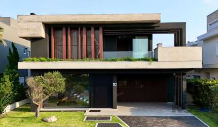 Este sobrado de 455m² é uma residência impecável, projetada para oferecer o máximo de conforto e luxo. A casa conta com quatro suítes, sendo uma delas conversível em cinema, ideal para momentos de ent