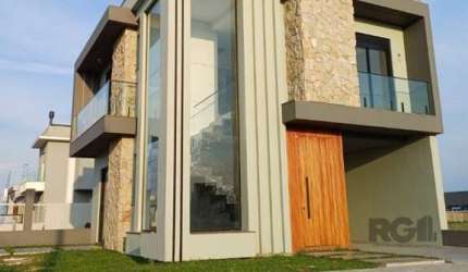 Descubra seu novo lar nesta encantadora casa à venda no Jardim Beira-Mar, em Capão da Canoa. Com uma ampla área privativa de 150 m² e total de 183 m², esta residência é perfeita para quem busca confor