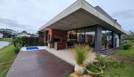 Descubra o seu novo lar no incrível Capão Ilhas Resort! Esta casa à venda é perfeita para quem busca conforto e sofisticação em um ambiente paradisíaco. Com 224 m² de área privativa, conta com 4 dormi