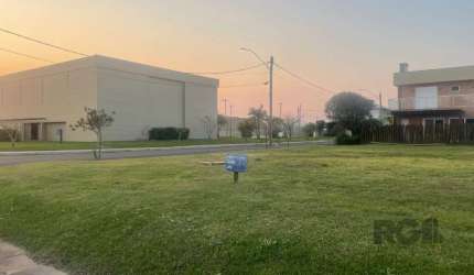 Lote em condomínio, bem localizado, lote de esquina, bem próximo ao clube do condomínio. . Não perca esta oportunidade! Entre em contato para mais informações.