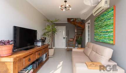 Excelente cobertura no Jardim Botânico, 2 dormitórios, 1 home office, lavanderia, com piso totalmente reformado, 2 banheiros. A parte superior conta com uma cozinha reformada, sala de estar ampla e um