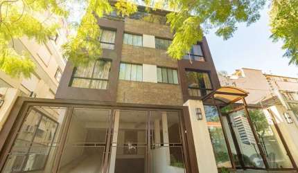 Excelente apartamento, totalmente mobiliado, decorado por arquiteto, estilo Loft com lareira, churrasqueira, banheiro social, cozinha montada com eletrodomésticos e máquina de lavar e secar, vaga simp