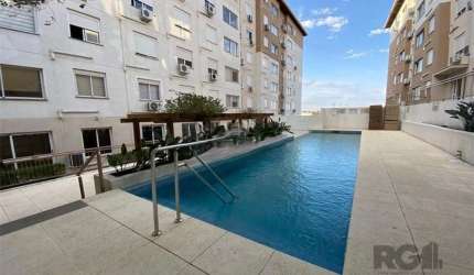 Apartamento no Edifício Urbano Menino Deus, localizado no último andar, oferece uma vista deslumbrante e excelente posição solar. Com 2 dormitórios, 2 banheiros, sendo uma suite. A unidade se destaca 