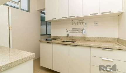 Ótimo apartamento de 2 dormitórios, 48m² privativos, banheiro social, living, cozinha e área de serviço separada. O imóvel foi todo reformado: elétrica, hidráulica, janelas em alumínio, parquê de cane