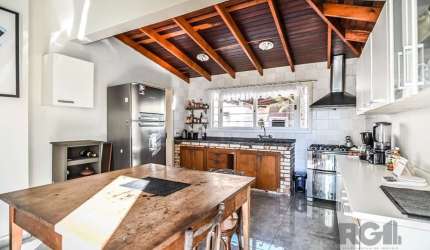 Esta casa ampla de 150m² está muito bem distribuída e oferece três dormitórios confortáveis. A cozinha espaçosa inclui um espaço integrado para home office, ideal para quem precisa trabalhar ou estuda