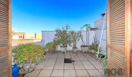 Bem-vindo ao seu novo lar na Azenha! Descubra esta encantadora cobertura duplex de 92m² privativos e 113m² totais, ideal para quem busca conforto e praticidade. Composta por 2 amplos quartos e um banh