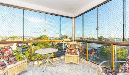 Apartamento amplo e semimobiliado com 02 dormitórios, sacada e um ótimo terraço, localizado próximo à Avenida Guilherme Schell em Canoas, RS. São 7 ambientes distribuídos em 83, 34m² de área privativa