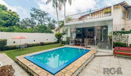 No suntuoso bairro Chácara das Pedras em Porto Alegre, esta casa em área nobre está localizada a 3 minutos do Shopping Iguatemi, na rua Estácio de Sá em frente à Praça Leandro Ferreira. Em região tran