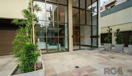 No ponto mais alto do Bairro Petrópolis, vista para exuberante área verde, acesso fácil às principais avenidas, terraço com vista panorâmica, infra completa, com piscina, salão de festa, fitness, área