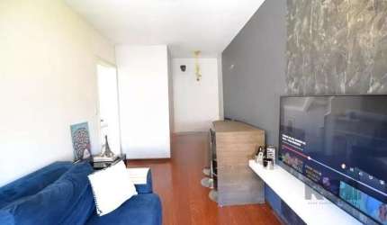 Vende apartamento com 2 dormitórios, living 2 ambientes, banheiro, cozinha, orientação norte, ensolarado, arejado, silencioso. Somente um lance de escada . Condomínio de baixo custo e gradil no bairro