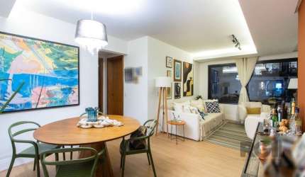 Apartamento em condomínio fechado no bairro Tristeza, com piso vinílico, aproximadamente 88m² de área privativa, 02 dormitórios sendo 02 suíte, living 02 ambientes, cozinha com armários sob medida, pi