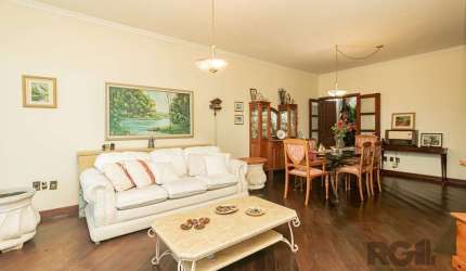 Impecável residência no coração do Bairro Três Figueiras. Composta por 03 dormitórios, sendo 1 suíte, living para 2 ambientes, sala de tv, cozinha com copa, piscina no pátio, e uma linda área de estar