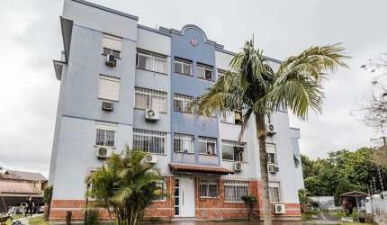 Descubra seu novo lar em Porto Alegre! Este apartamento à venda, localizado em condomínio fechado, oferece um excelente custo-benefício. Com três quartos, um banheiro, e uma área útil de 51 metros qua