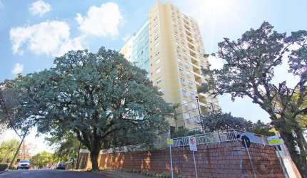Junto ao Zaffari Higienópolis, Apartamento semi-mobiliado 3 Dormitórios (1 suíte), andar alto, linda Vista panorâmica, elevadores, 2 garagens individuais + amplo depósito escriturado, condomínio Housi