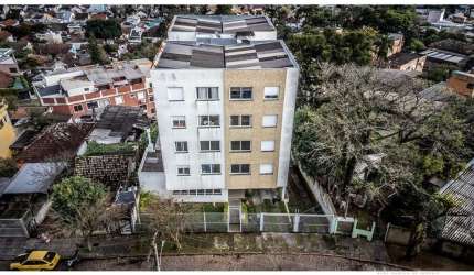 Encante-se com este magnífico apartamento disponível para venda no bairro de Teresópolis. Com 61m², 2 acolhedores dormitórios - incluindo uma suíte - e um banheiro social, este imóvel banhado pelo sol