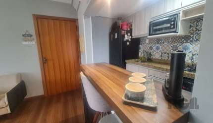 Lindo apartamento três dormitórios, sendo uma suíte.&lt;BR&gt;Living dois ambientes, cozinha americana e área de serviço.&lt;BR&gt;Imóvel em andar alto ficando semimobiliado com móveis planejados, ban