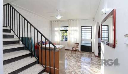 AMPLA CASA A VENDA com Vista para  praça no bairro PARTENON. Casa com 200m², 3 dormitórios, 3 varandas e garagem para 6 carros....&lt;BR&gt;Descubra esta casa incrível com vista permanente para uma be