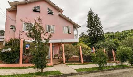 Ótima casa de 310m² privativos no bairro Lomba do Pinheiro! O imóvel é composto amplo living para dois ambientes com lareira, lavabo, espaçosa cozinha e outra cozinha auxiliar no espaço da área de ser