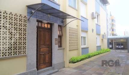 Apartamento de 3 dormitórios, incluindo 1 suíte, com um living espaçoso que integra dois ambientes. O teto rebaixado em gesso com iluminação embutida em croicas dá um toque moderno e aconchegante. Sal