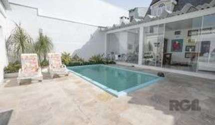 Descubra a residência dos seus sonhos no coração do charmoso Bairro Três Figueiras. Esta casa impecável oferece o que há de melhor em conforto e sofisticação.  &lt;BR&gt; &lt;BR&gt;Composta por 03 dor