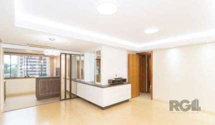 Apartamento semi-mobiliado para alugar, localizado na Rua Comendador Rodolfo Gomes, no coração do Menino Deus, oferece uma área privativa de 103 m², ideal para quem busca conforto e praticidade. Imóve