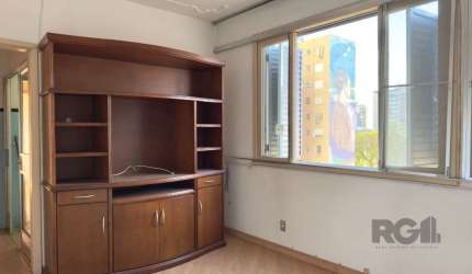 Apartamento de 51m², 2 dormitórios, living para dois ambientes, cozinha, área de serviço separada e 1 banheiro. Imóvel em andar alto, com vista definida e muito ensolarado.&lt;BR&gt;&lt;BR&gt;Prédio c