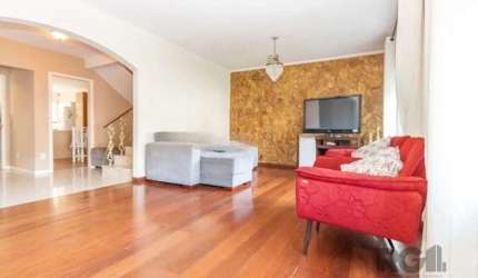 Casa de 239 m² Charme e Elegância Convido você a conhecer esta casa, uma oportunidade única para quem busca uma residência que possa ser moldada ao seu estilo e que atenda todas as suas necessidades! 