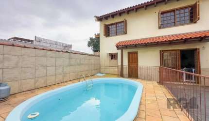 Ótima oportunidade de casa à venda no bairro Nonoai, em Porto Alegre! Com uma área total de 371,65m², o imóvel oferece 4 dormitórios, sendo 3 suítes, além de uma lareira acolhedora, lavabo e um amplo 