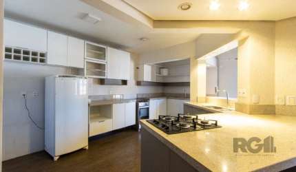 Apresentamos uma incrível casa à venda localizada na Rua Santa Flora, no bairro Nonoai, em Porto Alegre. Com uma área privativa de 212,1 m², este imóvel é perfeito para quem busca conforto e espaço. A