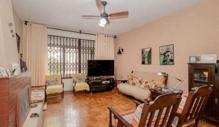 Linda casa de alvenaria, com 5 dormitórios, 2 lavabos, 3 banheiros, sala de estar com lareira, sala de jantar, cozinha, área de serviço e espaço com churrasqueira. Garagem. Rua calma, num terreno de 1